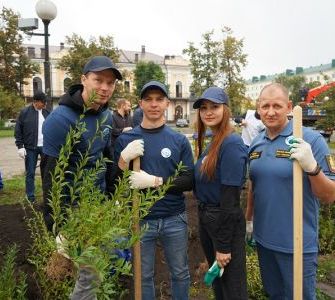 Сотрудники "Импульс-Атом" высадили деревья в центральных скверах Пензы