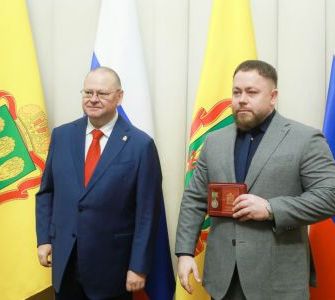 Губернатор Олег Мельниченко наградил Валерия Чуйкова за помощь СВО Губернатор Олег Мельниченко наградил Валерия Чуйкова за помощь СВО