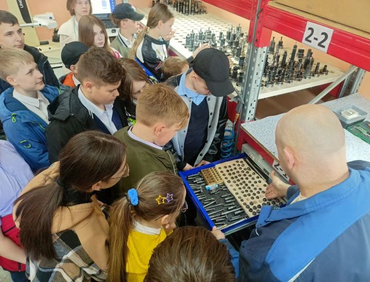 Сегодняшние школьники в гостях у вчерашних Сегодняшние школьники в гостях у вчерашних