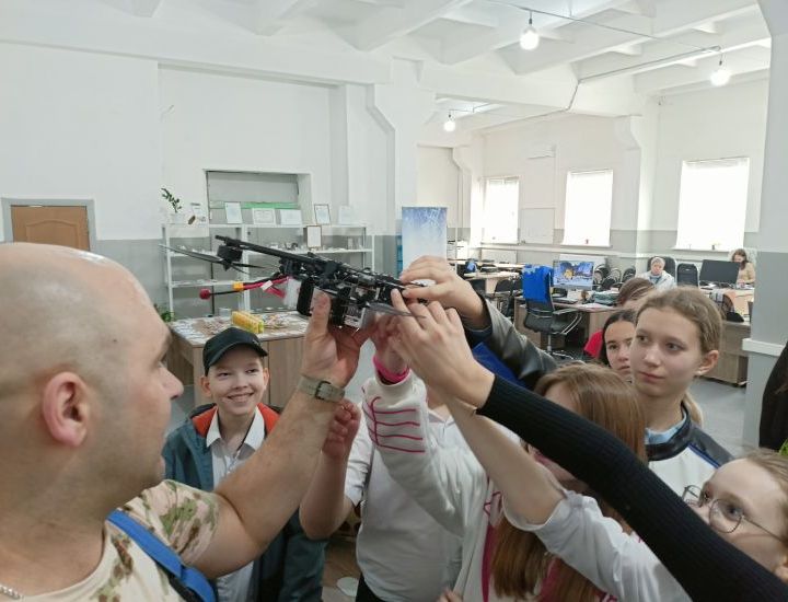 Сегодняшние школьники в гостях у вчерашних Сегодняшние школьники в гостях у вчерашних