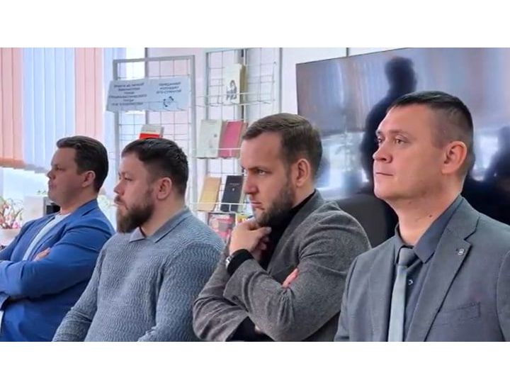 Валерий Чуйков встретился со студентами IT-колледжа в рамках проекта «Авторы дела» Валерий Чуйков встретился со студентами IT-колледжа в рамках проекта «Авторы дела»