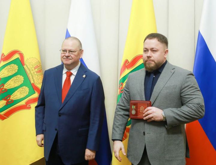 Губернатор Олег Мельниченко наградил Валерия Чуйкова за помощь СВО